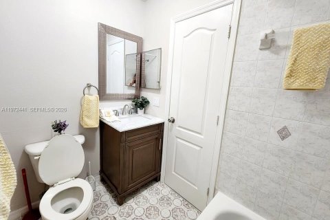 Condo in Hialeah Gardens, Florida, 2 bedrooms  № 2041189 - photo 20