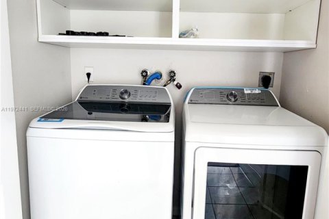 Condo in Hialeah Gardens, Florida, 2 bedrooms  № 2041189 - photo 15