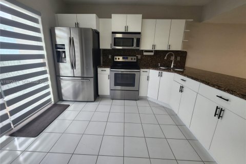 Condo in Hialeah Gardens, Florida, 2 bedrooms  № 2041189 - photo 14