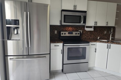 Condo in Hialeah Gardens, Florida, 2 bedrooms  № 2041189 - photo 11