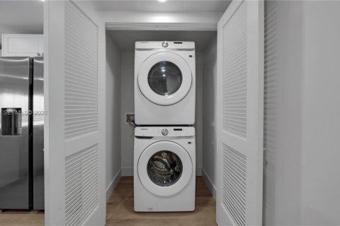 Apartamento en alquiler en Miami, Florida, 2 dormitorios, 119.94 m2 № 2033578 - foto 10