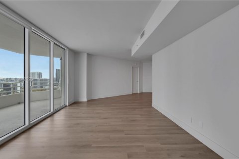 Apartamento en alquiler en Miami, Florida, 2 dormitorios, 119.94 m2 № 2033578 - foto 5