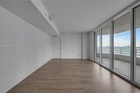 Apartamento en alquiler en Miami, Florida, 2 dormitorios, 119.94 m2 № 2033578 - foto 12