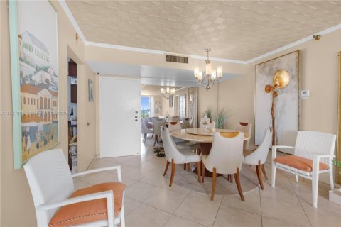 Condo in Sunny Isles Beach, Florida, 2 bedrooms  № 1936064 - photo 13