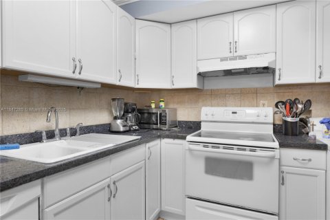 Condo in Sunny Isles Beach, Florida, 2 bedrooms  № 1936064 - photo 15