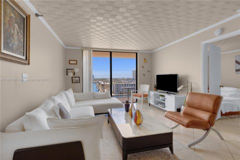 Condo in Sunny Isles Beach, Florida, 2 bedrooms  № 1936064 - photo 11