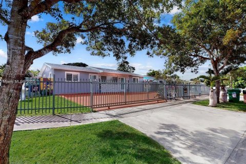 Casa en alquiler en Homestead, Florida, 5 dormitorios, 156.26 m2 № 1956489 - foto 1