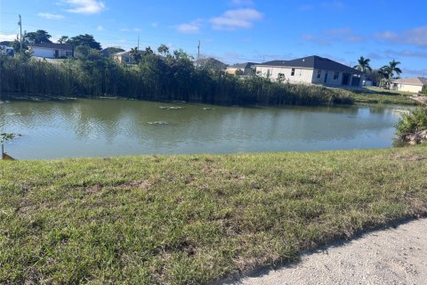 Land in Cape Coral, Florida № 1081475 - photo 1