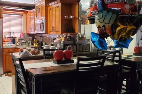 Condominio en Miami-Dade, Florida, 2 dormitorios  № 2091371