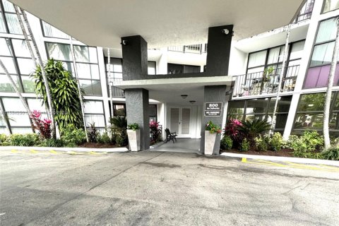 Condo in Hallandale Beach, Florida, 1 bedroom  № 1938187 - photo 19
