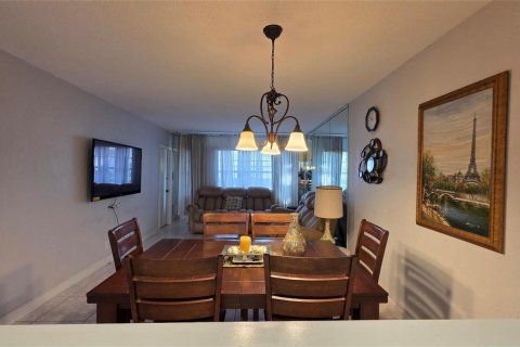 Estudio en el Condominio en Lauderdale Lakes, Florida  № 2153900