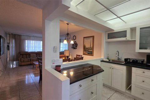 Condominio en venta en Lauderdale Lakes, Florida, 1 dormitorio, 63.55 m2 № 2153900 - foto 2