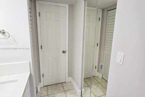 Снять в аренду кондоминиум в Майами, Флорида 2 спальни, 66.98м2, № 1953069 - фото 6