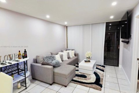 Снять в аренду кондоминиум в Майами, Флорида 2 спальни, 66.98м2, № 1953069 - фото 3