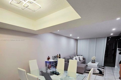 Снять в аренду кондоминиум в Майами, Флорида 2 спальни, 66.98м2, № 1953069 - фото 1