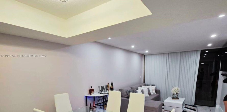 Кондоминиум с 2 спальнями в Майами, Флорида № 1953069