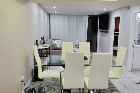 Снять в аренду кондоминиум в Майами, Флорида 2 спальни, 66.98м2, № 1953069 - фото 2