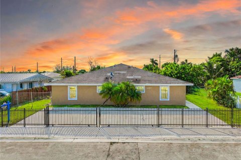 Propiedad comercial en venta en Miami, Florida, 319.96 m2 № 1950712 - foto 1