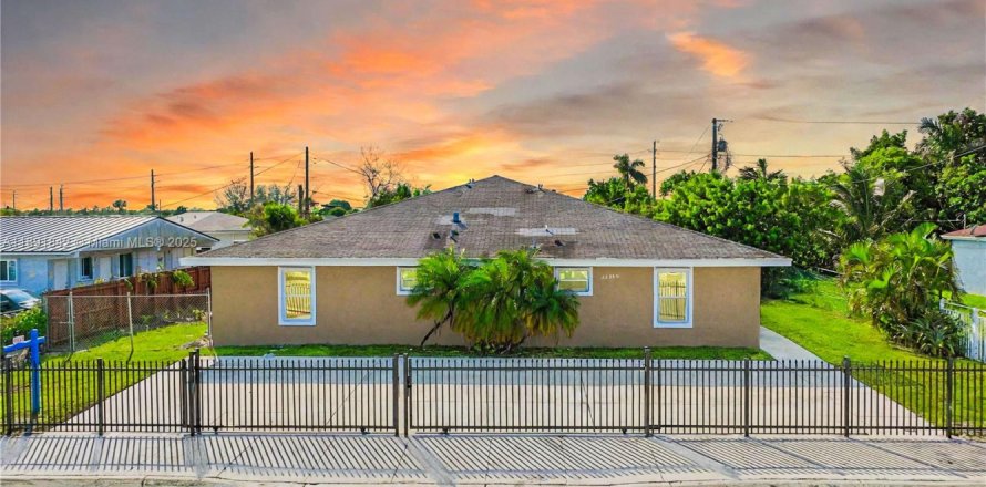 Propiedad comercial en Miami, Florida 319.96 m2 № 1950712