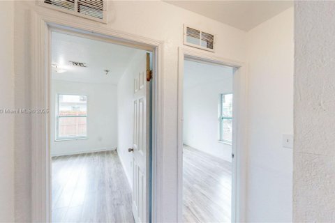 Propiedad comercial en venta en Miami, Florida, 319.96 m2 № 1950712 - foto 22