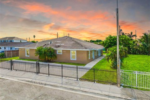 Propiedad comercial en venta en Miami, Florida, 319.96 m2 № 1950712 - foto 2