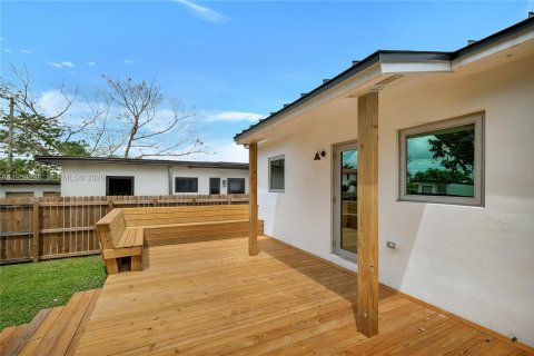 Villa ou maison à louer à Miami, Floride: 3 chambres, 75.25 m2 № 2019802 - photo 16