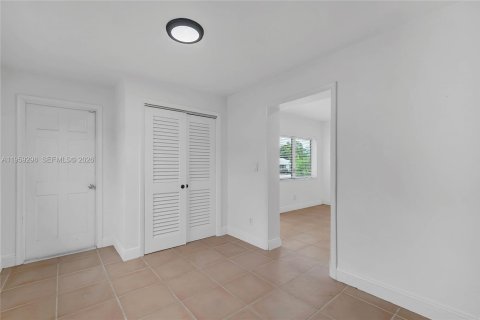 Villa ou maison à louer à Miami, Floride: 3 chambres, 75.25 m2 № 2019802 - photo 12