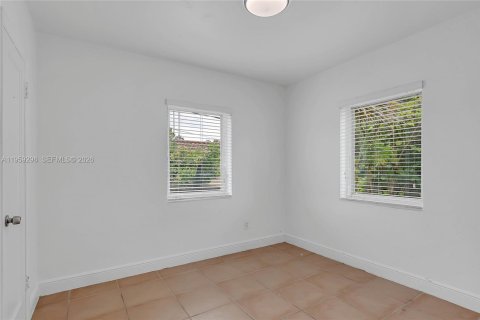 Villa ou maison à louer à Miami, Floride: 3 chambres, 75.25 m2 № 2019802 - photo 13