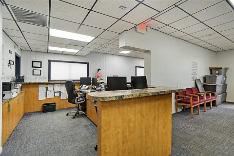 Купить коммерческую недвижимость в Уэст-Палм-Бич, Флорида № 2040807 - фото 8