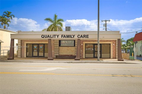 Commercial property in West Palm Beach, Florida № 2040807