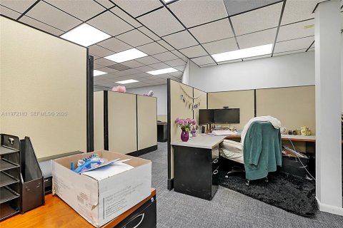 Купить коммерческую недвижимость в Уэст-Палм-Бич, Флорида № 2040807 - фото 16