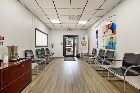 Купить коммерческую недвижимость в Уэст-Палм-Бич, Флорида № 2040807 - фото 2