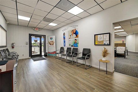 Купить коммерческую недвижимость в Уэст-Палм-Бич, Флорида № 2040807 - фото 4