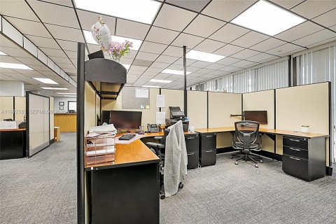 Купить коммерческую недвижимость в Уэст-Палм-Бич, Флорида № 2040807 - фото 18