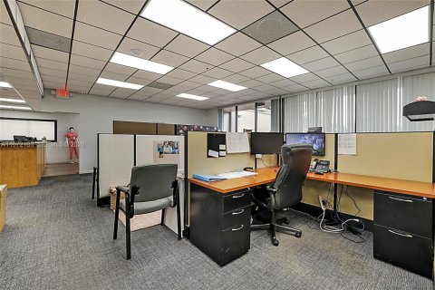 Купить коммерческую недвижимость в Уэст-Палм-Бич, Флорида № 2040807 - фото 14