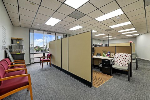 Купить коммерческую недвижимость в Уэст-Палм-Бич, Флорида № 2040807 - фото 12