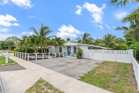 House in Lake Worth, Florida 3 bedrooms, 81.38 sq.m. № 1883780 - photo 2