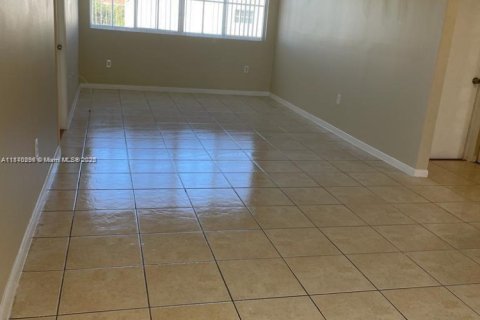 Снять в аренду кондоминиум в Хайалиа, Флорида 3 спальни, 116.59м2, № 1926697 - фото 3