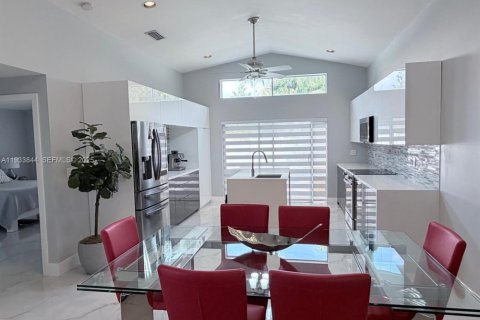 House in Miramar, Florida 4 bedrooms, 137.22 sq.m. № 1992632 - photo 7