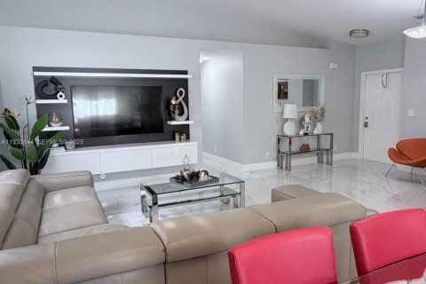 House in Miramar, Florida 4 bedrooms, 137.22 sq.m. № 1992632 - photo 6