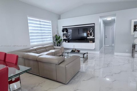 House in Miramar, Florida 4 bedrooms, 137.22 sq.m. № 1992632 - photo 5