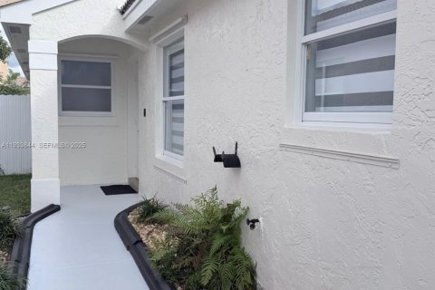 House in Miramar, Florida 4 bedrooms, 137.22 sq.m. № 1992632 - photo 3