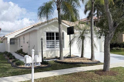 House in Miramar, Florida 4 bedrooms, 137.22 sq.m. № 1992632 - photo 1