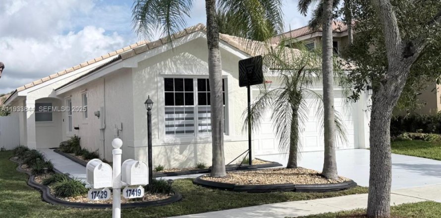 House in Miramar, Florida 4 bedrooms, 137.22 sq.m. № 1992632