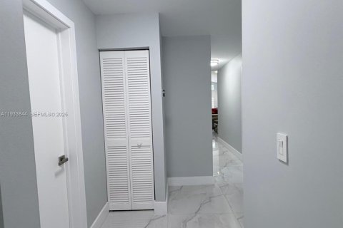 House in Miramar, Florida 4 bedrooms, 137.22 sq.m. № 1992632 - photo 11