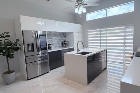 House in Miramar, Florida 4 bedrooms, 137.22 sq.m. № 1992632 - photo 9