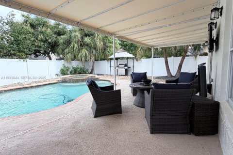 House in Miramar, Florida 4 bedrooms, 137.22 sq.m. № 1992632 - photo 20