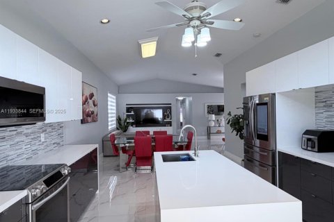 House in Miramar, Florida 4 bedrooms, 137.22 sq.m. № 1992632 - photo 8