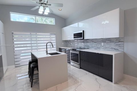 House in Miramar, Florida 4 bedrooms, 137.22 sq.m. № 1992632 - photo 10