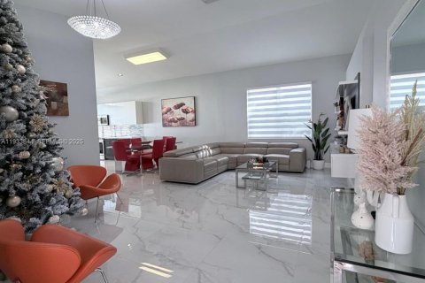 House in Miramar, Florida 4 bedrooms, 137.22 sq.m. № 1992632 - photo 4